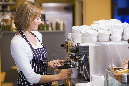 女人在餐馆里笑着喝咖啡柜台零售熟食生意职业咖啡中年餐厅员工商业图片