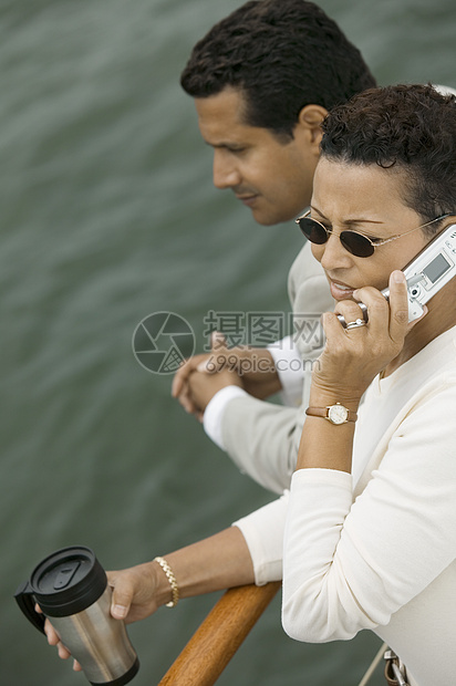 女性在船上用手机聊天成年人情侣通讯栏杆咖啡杯访问呼唤享受活动细胞图片