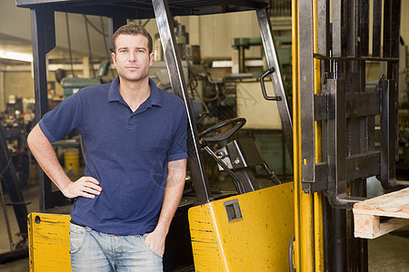 仓库工人站在叉车旁等待设备男人卡车司机劳动操作员工作水平蓝领职业图片