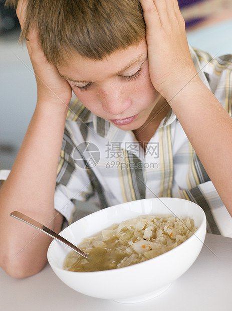 在厨房吃汤的男孩孩子食品食物儿童小男孩一个男孩饮食倒胃孩子们图片