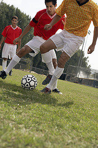 足球球比赛的足球选手球赛运动员挑战性装备挑战竞争成年人游戏运球衣服图片