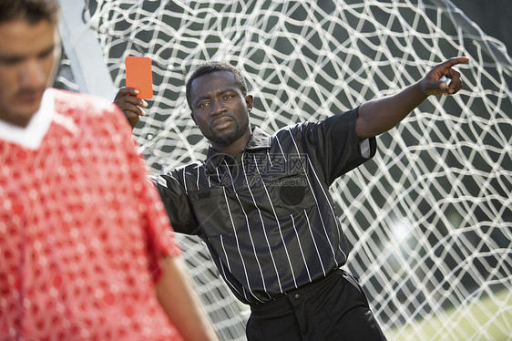 持有红卡的足球裁判员比赛种族服饰纪律处分挑战性混血儿黑人权威衣服非裔图片