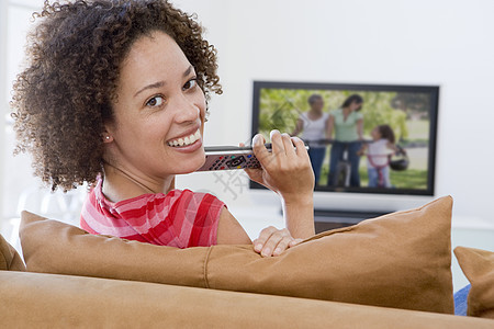 妇女在客厅看电视的妇女人数水平技术家庭女性纯平沙发女子遥控相机屏幕图片