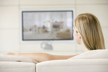 妇女在客厅看电视的妇女人数水平女性技术相机享受纯平家庭微笑女子电视图片