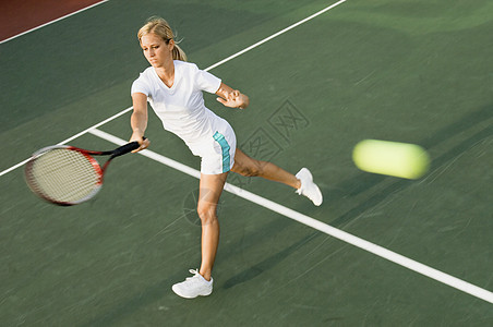 网球玩家在球赛中摇摆专注活动女性能力运动比赛经验成年人装备运动员图片