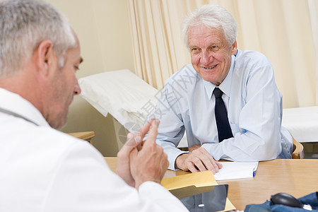 医生办公室的男人微笑着全科卫生外科顾问疾病女性病历老年保健中年图片