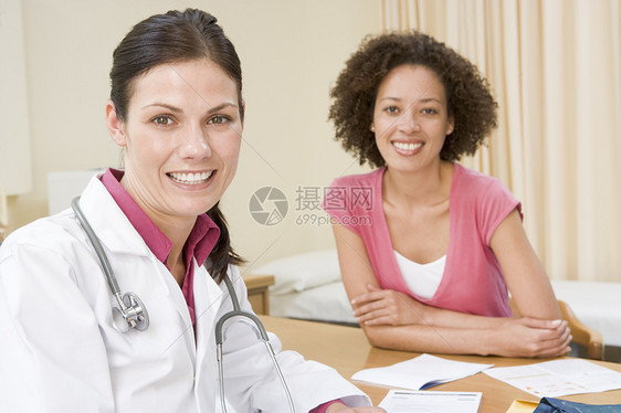 医生办公室里的女人微笑着外科保健手术相机诊所女性处方医疗病历医学图片