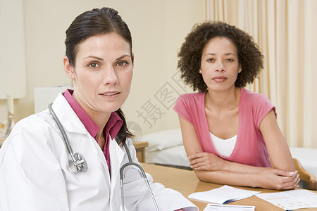 女医生办公室里的女人皱眉病人咨询女士病历女性全科讨论顾问外科医学图片