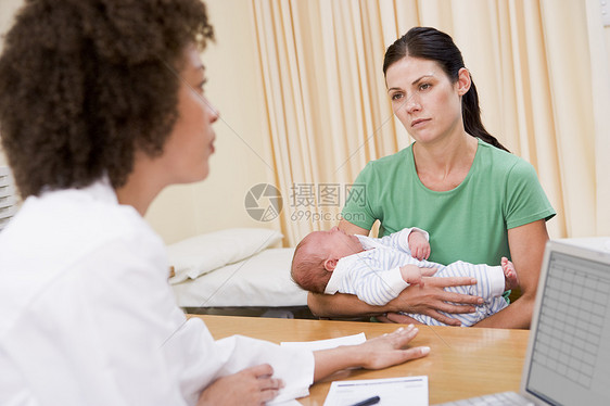 拥有笔记本电脑的医生和在医生办公室的妇女怀着婴儿新生病人全科孩子父母外科儿科讨论新生儿保健图片