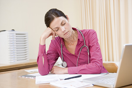 睡在医生办公室的膝上型笔记本电脑医生女性全科文书卫生病历处方保健服饰疾病桌子图片