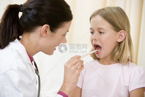 医生对患有口语抑郁症的年轻女孩进行体检图片