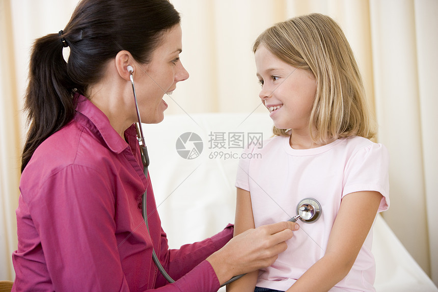 医生给参加考试的年轻女孩做听诊器检查病人手术医师咨询医学外科卫生诊所女性医院图片