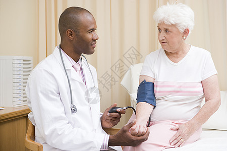 在检查室检查妇女血压的医生图片