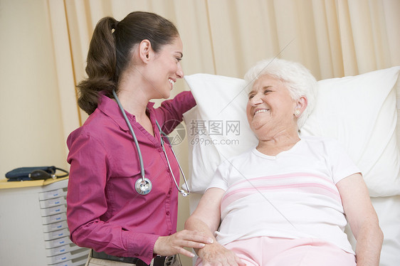 医生在检查室里微笑地给妇女做检查考试顾问卫生咨询外科女性讨论着装诊所保健图片
