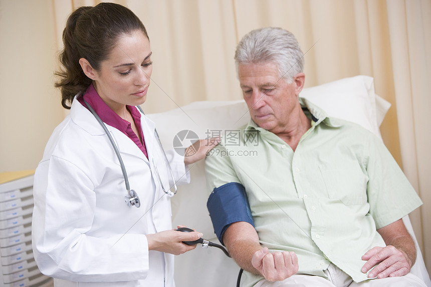 在检查室检查男性血压的医生手术休闲袖口讨论全科服饰医学两个人医院保健图片
