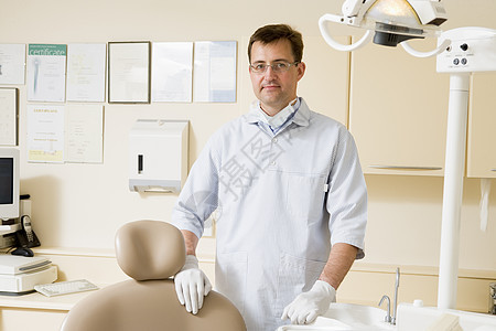 考试室牙医男人手术中年牙医椅微笑男性医疗牙科医学相机牙齿图片