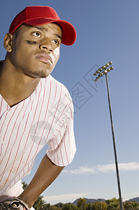 等待游戏的棒球场外球员图片