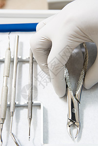 手戴手套的牙科工具用品保健外科牙医考试视图医疗偏移角牙科医学考场背景图片