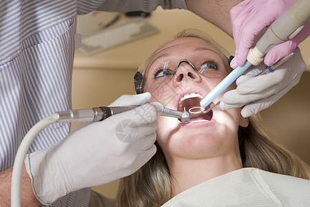 由女主席担任的检查室牙医和助理女性助手牙医椅女士微笑男性手术保健卫生员病人图片