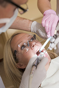 由女主席担任的检查室牙医和助理口罩病人中年女子医疗护士诊所牙科男性保健图片