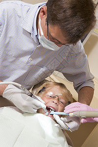 考试室的牙医 小男孩坐在椅子上卫生诊所牙科两个人保健牙医椅检查托盘男性男人图片