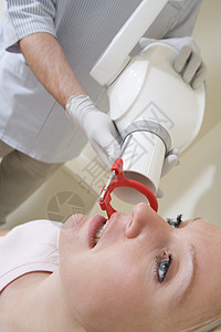 妇女坐在椅子上 在考试室看牙医医疗口罩手术女士面具x光微笑病人x射线牙科图片