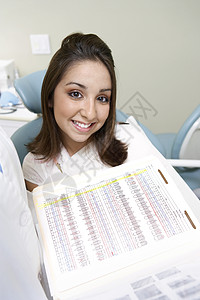 牙医办公室的女青年表情女性职业卫生牙齿设施沟通口腔图表眼神图片