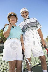 网球场的幸福情侣女士伙计们半身衣服妻子时间成年人表情生活竞技图片