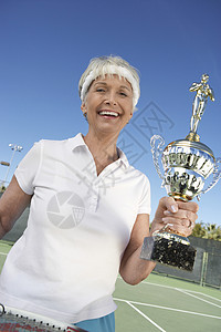 带着网球杯微笑的女人图片