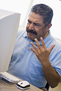 成年男性学生在计算机方面表示沮丧的男生图片