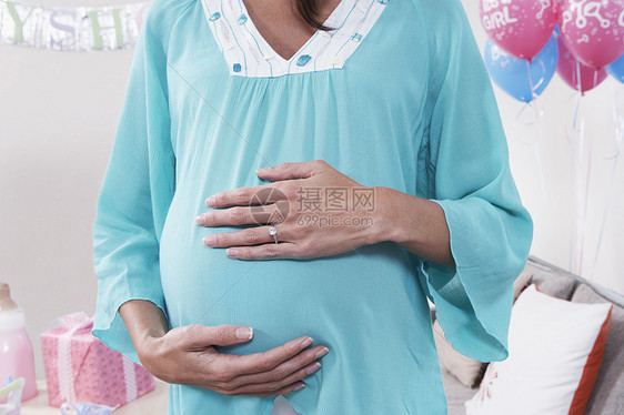 怀着手的孕妇 她的胃部图片