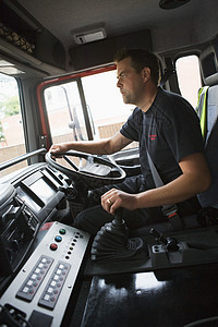 消防员在前往紧急现场的路上好榜样中年人电话英雄车辆消防车服务职业回应消防队员图片