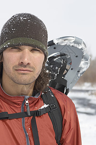 背着雪鞋的男人被压在背后装备休闲头部男性成年人空闲肖像肩膀中年运动图片