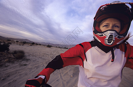 赛车手骑自行车时的妇女图片