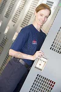 在消防站更衣室对消防员的肖像消防队员微笑储物柜制服好榜样服务英雄消防女性女士图片