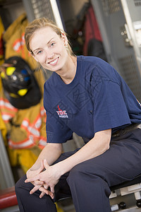 在消防站更衣室对消防员的肖像储物柜头盔好榜样消防服女士女性成人服务英雄消防图片