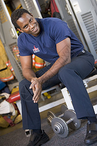 在消防站更衣室对消防员的肖像男人制服中年消防消防服微笑权重消防队员英雄好榜样图片