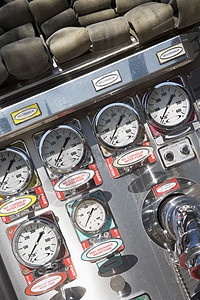 在消防引擎上加盖和拨号表盘软管车辆压力表消防车测量情况运输水带仪表图片