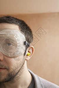 戴防护眼镜和耳塞的男子图片