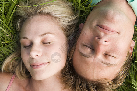 躺在草地上睡着的情侣图片