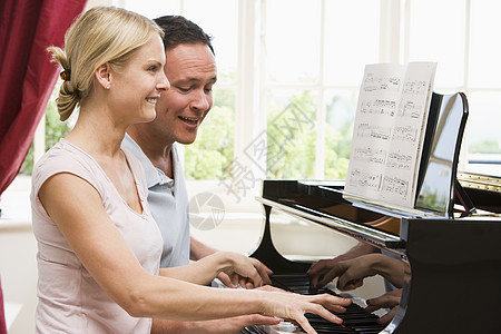 情侣弹钢琴和微笑图片