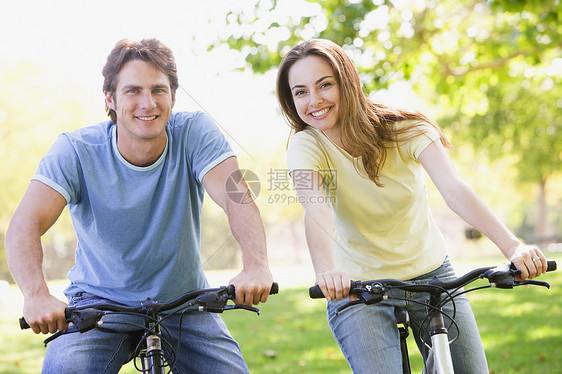一对在户外骑自行车的夫妇微笑着农村女士两个人女子山地妻子骑术男性踪迹女性图片
