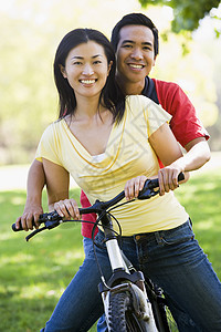 在户外骑自行车的情侣微笑着女子山地男人相机两个人丈夫男性女性妻子公园图片