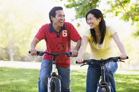 一对在户外骑自行车的夫妇微笑着女性踪迹骑术享受女士公园女子农村男人丈夫图片