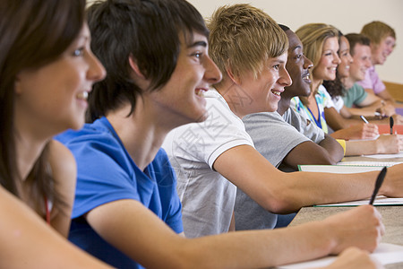 大学生在听大学讲座时的学习情况演讲笔记课堂微笑文件夹男人教育新生学生女性图片