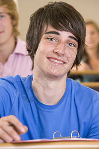 男性大学生在听大学讲座的男生学生人数会场微笑学习快乐校园人物笔记青少年背景教育图片