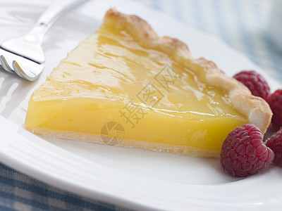 与英国草莓的切片食物厨房糕点浆果盘子柠檬甜点用具刀具厨艺图片