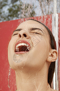 妇女利用户外淋浴卫生嘴巴打扫表情眼睛清洁度沐浴者成年人冷却女性图片