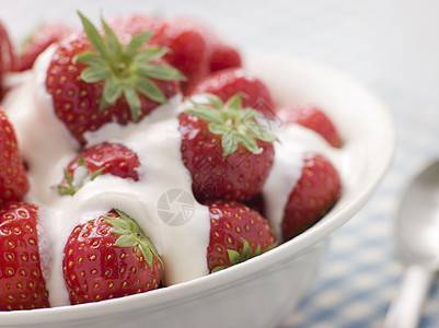草莓和树胶碗糖果英语餐具厨房奶制品勺子食物刀具烹饪甜点图片