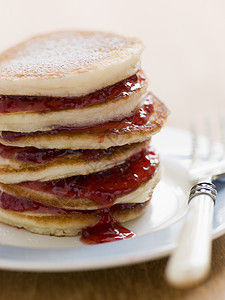 煎饼加草莓果酱甜食鞭子坚果甜点糖果食物餐具盘子厨房早餐图片